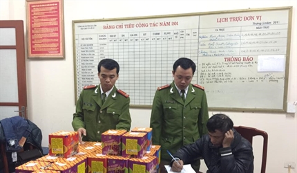 Giấu pháo hoa nổ vào bao tải dứa vẫn không thoát!